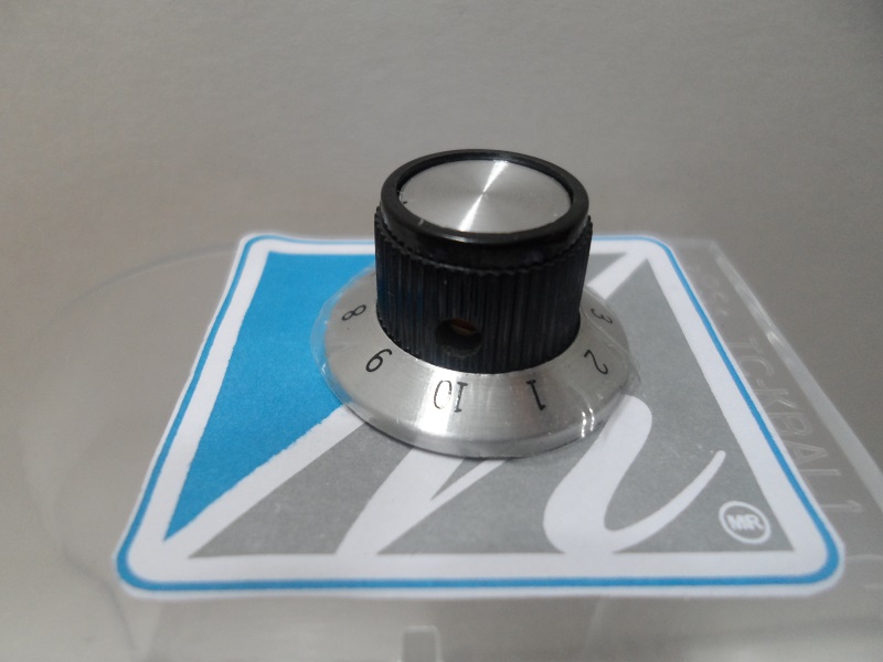 RN-117A   Perilla para potenciómetro de 1 Vuelta, con brida, plástico, 6.35mm
