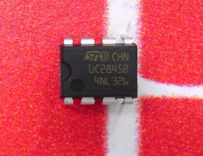 UC2845BN            Controlador PMIC, PWM, 1A, 48-500kHz, 1.25W